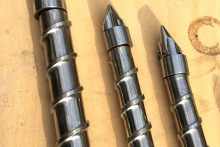 注塑機(jī)螺桿上的粘料如何去除?小編來(lái)支招!