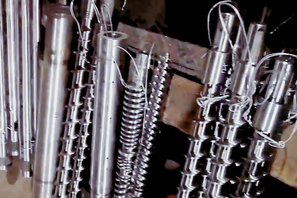 塑料擠出機(jī)機(jī)筒螺桿卡死了怎么辦？一套從應(yīng)急拆解到根本預(yù)防的解決方案